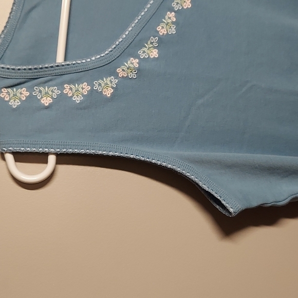 Baxter and Wells sleeveless Floral design Embroidered top - Picture 5 of 7